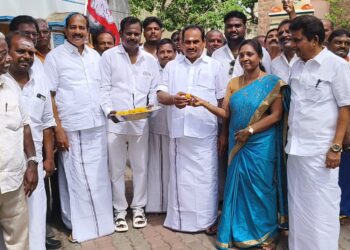 தூத்துக்குடியில் எம்ஜிஆர் சிலைக்கு முன்னாள் அமைச்சர் சி.த.செல்லப்பாண்டியன் மாலை அணிவித்து மரியாதை