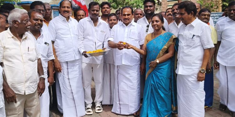 தூத்துக்குடியில் எம்ஜிஆர் சிலைக்கு முன்னாள் அமைச்சர் சி.த.செல்லப்பாண்டியன் மாலை அணிவித்து மரியாதை