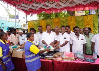 தன்னலம் கருதாமல் பொது நலத்தோடு பணியாற்றும் தூய்மைப்பணியாளர்களுக்கு புத்தாடை, இனிப்பு வழங்கி மேயர் ஜெகன் பெரியசாமி புகழாரம்.