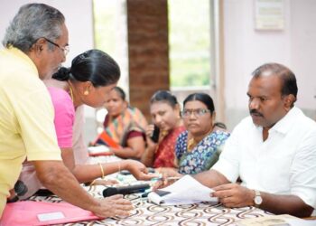 தூத்துக்குடி மாநகராட்சி 4 மண்டலங்களிலும் 3200 மனுக்களுக்கு தீர்வு காணப்பட்டுள்ளது. எந்த புகாராக இருந்தாலும் கால் சென்டர் அல்லது மேயர், ஆணையர் தொலைப்பேசி எண்களுக்கு புகாராக பொதுமக்கள் தெரிவிக்கலாம், குறைதீர்க்கும் முகாமில் மேயர் ஜெகன் பெரியசாமி தகவல்!!