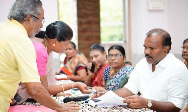 தூத்துக்குடி மாநகராட்சி 4 மண்டலங்களிலும் 3200 மனுக்களுக்கு தீர்வு காணப்பட்டுள்ளது. எந்த புகாராக இருந்தாலும் கால் சென்டர் அல்லது மேயர், ஆணையர் தொலைப்பேசி எண்களுக்கு புகாராக பொதுமக்கள் தெரிவிக்கலாம், குறைதீர்க்கும் முகாமில் மேயர் ஜெகன் பெரியசாமி தகவல்!!