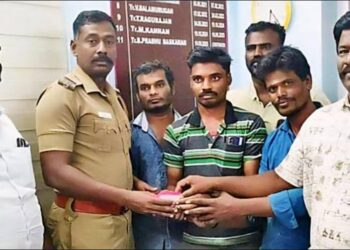 சாலையில் கிடந்த 6½ பவுன் நகைகளை காவல் நிலையத்தில் ஒப்படைத்த இளைஞர்கள்