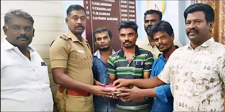 சாலையில் கிடந்த 6½ பவுன் நகைகளை காவல் நிலையத்தில் ஒப்படைத்த இளைஞர்கள்