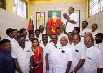 தூத்துக்குடியில் முத்துராமலிங்க தேவர் ஜெயந்தியை முன்னிட்டு அவரது சிலைக்கு மேயர் ஜெகன் பெரியசாமி மாலை அணிவித்து மரியாதை செய்தார்.