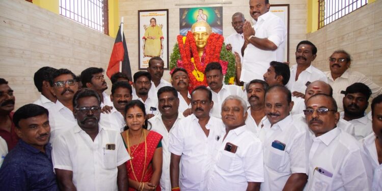 தூத்துக்குடியில் முத்துராமலிங்க தேவர் ஜெயந்தியை முன்னிட்டு அவரது சிலைக்கு மேயர் ஜெகன் பெரியசாமி மாலை அணிவித்து மரியாதை செய்தார்.