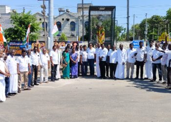 தூத்துக்குடியில் இந்திரா காந்தி சிலைக்கு காங்கிரஸ் முரளிதரன் மாலை அணிவித்து மரியாதை