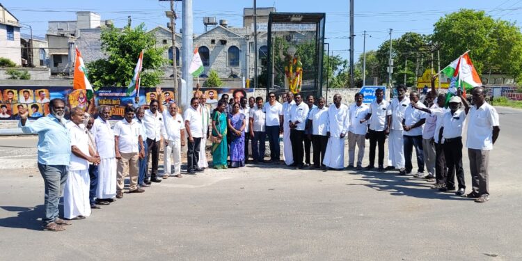 தூத்துக்குடியில் இந்திரா காந்தி சிலைக்கு காங்கிரஸ் முரளிதரன் மாலை அணிவித்து மரியாதை