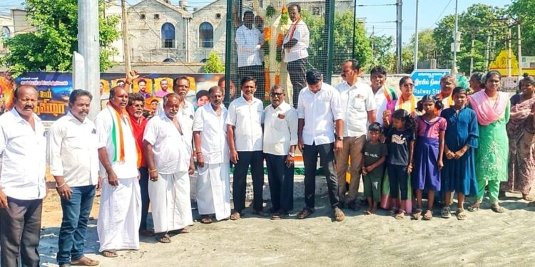 தூத்துக்குடியில் இந்திரா காந்தி சிலைக்கு காங்கிரஸ் முரளிதரன் மாலை அணிவித்து மரியாதை