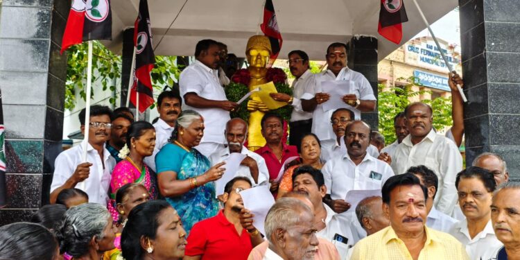 தூத்துக்குடியில் எம்ஜிஆர் சிலைக்கு முன்னாள் அமைச்சர் சி.த.செல்லப்பாண்டியன் மாலை அணிவித்து மரியாதை