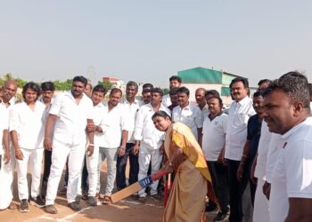 தமிழ்நாடு துணை முதல்வர் உதயநிதி ஸ்டாலின் பிறந்தநாளையொட்டி தூத்துக்குடியில்115 அணிகள் பங்கேற்கும் மாபெரும் கிாிக்கெட் திருவிழா : அமைச்சர் கீதாஜீவன் பேட்டிங் செய்து தொடங்கி வைத்தாா்.