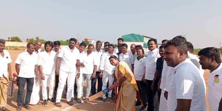 தமிழ்நாடு துணை முதல்வர் உதயநிதி ஸ்டாலின் பிறந்தநாளையொட்டி தூத்துக்குடியில்115 அணிகள் பங்கேற்கும் மாபெரும் கிாிக்கெட் திருவிழா : அமைச்சர் கீதாஜீவன் பேட்டிங் செய்து தொடங்கி வைத்தாா்.