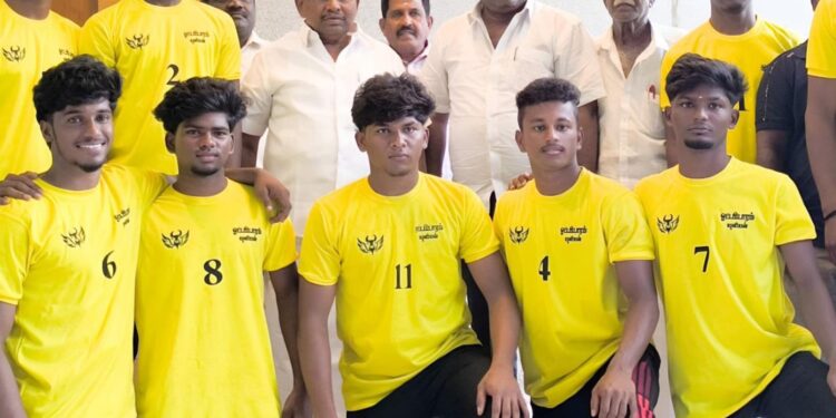 தூத்துக்குடி மாவட்ட ஜூனியர் அமைச்சூர் கபடி போட்டி ஓட்டப்பிடாரம் அணி சாம்பியன்ஷிப் வென்றது :ஒட்டப்பிடாரம் வடக்கு ஒன்றிய திமுக செயலாளர், மாவட்ட அமைச்சூர் கபடி கழக துணைத் தலைவருமான இளையராஜா, வெற்றி பெற்ற அணி வீரர்களுடன் அமைச்சர் அனிதா ஆர் ராதாகிருஷ்ணனிடம் வாழ்த்து பெற்றனர்.