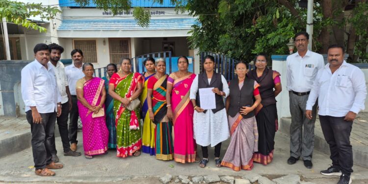 முதல்வா் மு.க. ஸ்டாலின் மனைவி துா்காவை அநாகரிகமாக பேசியதாக பிஜேபி நிா்வாகிகள் மீது நடவடிக்கை எடுக்க திமுக வழக்கிறஞர் அணியினர் ஏஎஸ்பியிடம் பரபரப்பு புகாா் : நடவடிக்கை எடுக்க காலதாமதமானால் வடக்கு மாவட்ட திமுக சார்பில் போராட்டம் நடைபெறும் என தெரிவித்தனர்.