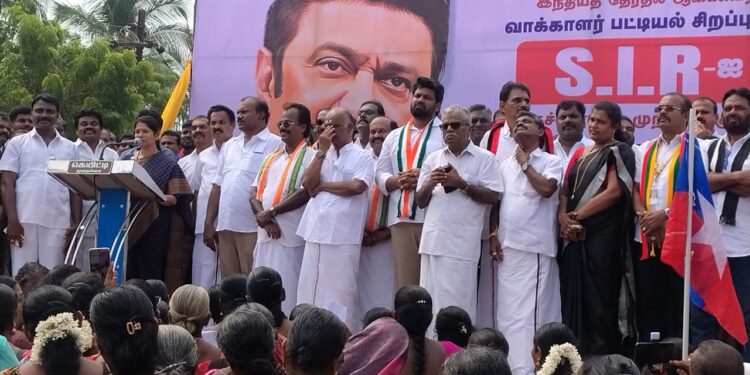 முதலாளிக்கு நான் தான் சிறந்த அடிமை என காட்டிக்கொள்கிறார் எடப்பாடி பழனிசாமி எஸ்.ஐ.ஆர் வேண்டும் என்று வழக்கு போட்டுள்ளார் – தூத்துக்குடியில்  மதசார்பற்ற முற்போக்கு கூட்டணி  சார்பில் நடைபெற்ற கண்டன ஆர்ப்பாட்டத்தில் கனிமொழி எம்.பி ஆவேச பேச்சு!