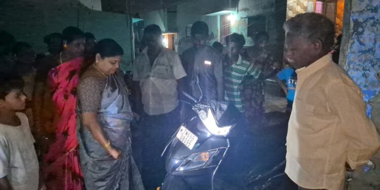 தூத்துக்குடியில் தீ விபத்து பாதிக்கப்பட்ட குடும்பத்திற்கு அமைச்சர் கீதாஜீவன் ஆறுதல் கூறினாா்.