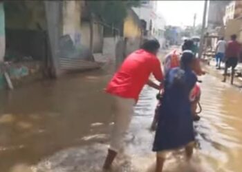 ஓட்டப்பிடாரம் தொகுதிக்குட்பட்ட  சோட்டையன் தோப்பு  பகுதியில் வீடுகளுக்குள் மழை நீர் புகுந்தது; பொதுமக்கள் கடும் அவதி : எம்எல்ஏ சண்முகையா, கண்டுகொள்ளவில்லை  என பொதுமக்கள் வேதனை!!!