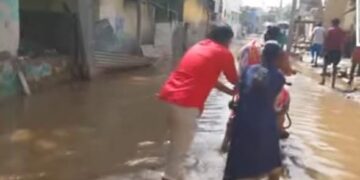 ஓட்டப்பிடாரம் தொகுதிக்குட்பட்ட  சோட்டையன் தோப்பு  பகுதியில் வீடுகளுக்குள் மழை நீர் புகுந்தது; பொதுமக்கள் கடும் அவதி : எம்எல்ஏ சண்முகையா, கண்டுகொள்ளவில்லை  என பொதுமக்கள் வேதனை!!!