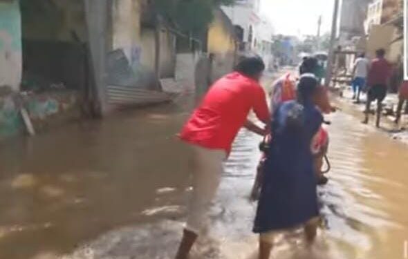 ஓட்டப்பிடாரம் தொகுதிக்குட்பட்ட  சோட்டையன் தோப்பு  பகுதியில் வீடுகளுக்குள் மழை நீர் புகுந்தது; பொதுமக்கள் கடும் அவதி : எம்எல்ஏ சண்முகையா, கண்டுகொள்ளவில்லை  என பொதுமக்கள் வேதனை!!!