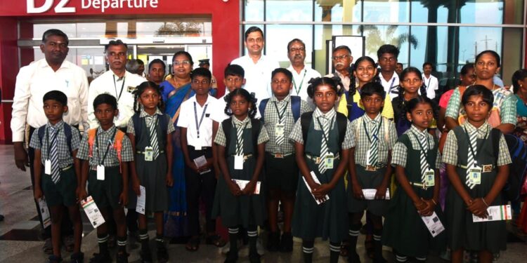 மாணவர்களை தனது சொந்த செலவில் விமானத்தில் அழைத்துச் சென்ற ஆசிரியர் – கலெக்டர் பாராட்டு