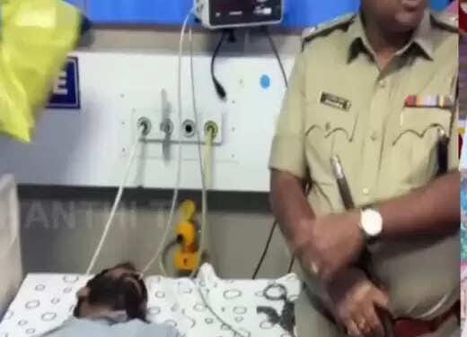 கர்நாடகாவில் தொழிலதிபரை 2 கோடி ரூபாய் பணம் கேட்டு கடத்தி கொலை செய்த குற்றவாளியை போலீசார் துப்பாக்கியால் சுட்டுப் பிடித்தனர்.