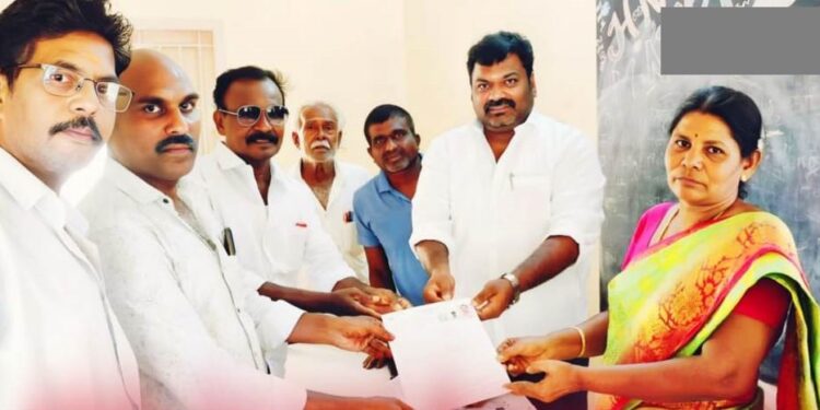 ஓட்டப்பிடாரம் ஊராட்சி மேலமடம் பகுதியில் வாக்காளர் பட்டியல் சிறப்பு தீவிர திருத்த பணிகள் : ஓட்டப்பிடாரம் வடக்கு ஒன்றிய திமுக செயலாளர் இளையராஜா நேரில் ஆய்வு கண்காணிப்பு பொதுமக்கள் மகிழ்ச்சி!!