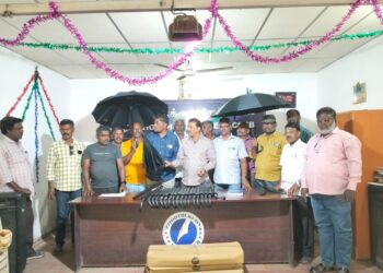 தூத்துக்குடி பிரஸ் கிளப் சார்பில் உறுப்பினர்களுக்கு குடை வழங்கப்பட்டது.