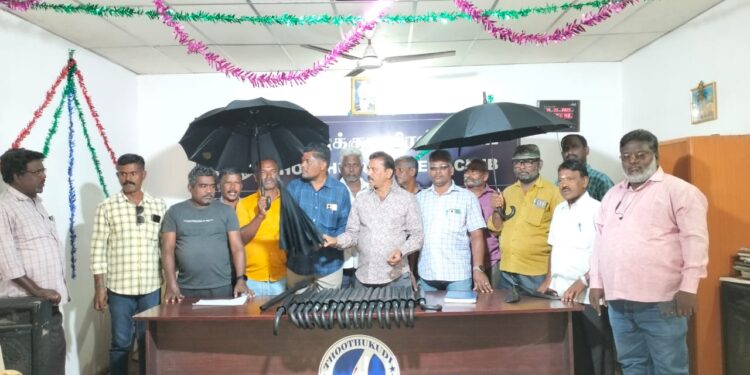 தூத்துக்குடி பிரஸ் கிளப் சார்பில் உறுப்பினர்களுக்கு குடை வழங்கப்பட்டது.