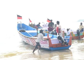 தூத்துக்குடியில் உலக மீனவா் தினத்தை முன்னிட்டு படகு போட்டி அமைச்சா் கீதாஜீவன் மேயா் ஜெகன் பொியசாமி தொடங்கி வைத்தனா்.