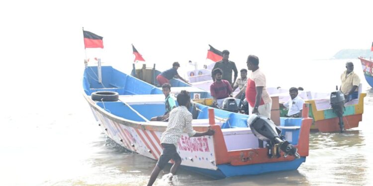 தூத்துக்குடியில் உலக மீனவா் தினத்தை முன்னிட்டு படகு போட்டி அமைச்சா் கீதாஜீவன் மேயா் ஜெகன் பொியசாமி தொடங்கி வைத்தனா்.