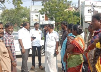 தூத்துக்குடியில் உலக மீனவா் தினத்தை முன்னிட்டு படகு போட்டி அமைச்சா் கீதாஜீவன் மேயா் ஜெகன் பொியசாமி தொடங்கி வைத்தனா்.