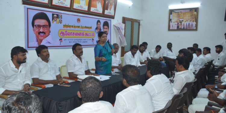 இளைஞர் அணியினா் கடமை உணா்வோடு பணியாற்ற வேண்டும் அமைச்சா் கீதாஜீவன் பேசினாா்.