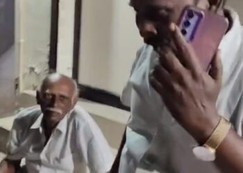 தூத்துக்குடி திமுக பகுதி செயலாளர் ரவீந்திரனிடம் முதல்வா் ஸ்டாலின் எஸ்ஐஆர் குறித்து கேட்டறிந்தாா்.