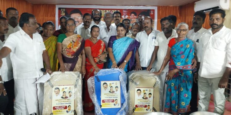 தமிழகத்தில் புரளிகள் மூலம் குளறுபடிகளை ஏற்படுத்தி குளிா்காய நினைப்பவா்கள் எண்ணம் நிறைவேறாது நலத்திட்ட உதவிகளை வழங்கி மீனவா் தின விழாவில் அமைச்சர் கீதாஜீவன் சூளுரை