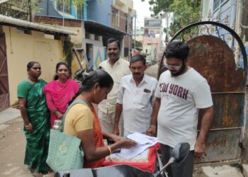 கொட்டும் மழையில் மேயர் ஜெகன் பெரியசாமி மாநகராட்சி முழுவதும் ஆய்வு மேற்கொண்டார்