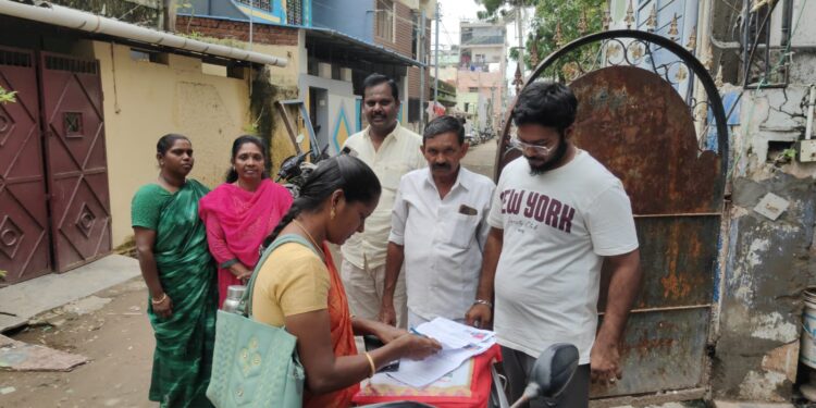 கொட்டும் மழையில் மேயர் ஜெகன் பெரியசாமி மாநகராட்சி முழுவதும் ஆய்வு மேற்கொண்டார்