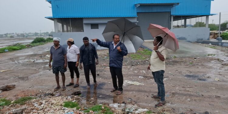 கொட்டும் மழையில் மேயர் ஜெகன் பெரியசாமி மாநகராட்சி முழுவதும் ஆய்வு மேற்கொண்டார்