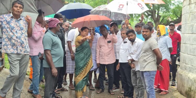 தூத்துக்குடி சட்டமன்ற தொகுதி பொன்னாண்டி நகா் பகுதியில் கொட்டும் மழையில் அமைச்சர் கீதாஜீவன் ஆய்வு