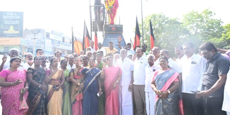 தூத்துக்குடியில் பெரியார் நினைவு நாளையொட்டி அவரது சிலைக்கு அமைச்சர் கீதாஜீவன், மேயர் ஜெகன் பெரியசாமி மாலை அணிவித்து மரியாதை