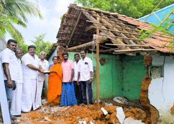 பருவமழையை எதிர்கொள்ள முதல்வர் ஸ்டாலின் போட்ட உத்தரவு : அதிரடியாக களமிறங்கி  பாதிக்கப்பட்ட மக்களை நேரில் சந்தித்து நிதி உதவி வழங்கி ஆறுதல் தெரிவித்த ஓட்டப்பிடாரம் திமுக ஒன்றிய செயலாளர் இளையராஜா…பொதுமக்கள் மத்தியில் குவியும் பாராட்டுக்கள்!!