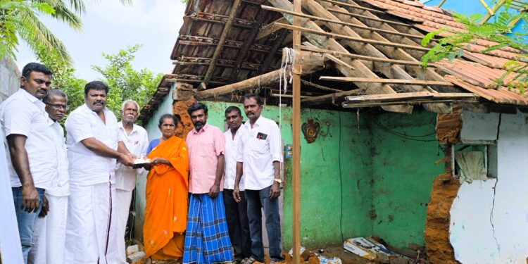 பருவமழையை எதிர்கொள்ள முதல்வர் ஸ்டாலின் போட்ட உத்தரவு : அதிரடியாக களமிறங்கி பாதிக்கப்பட்ட மக்களை நேரில் சந்தித்து நிதி உதவி வழங்கி ஆறுதல் தெரிவித்த ஓட்டப்பிடாரம் திமுக ஒன்றிய செயலாளர் இளையராஜா…பொதுமக்கள் மத்தியில் குவியும் பாராட்டுக்கள்!!