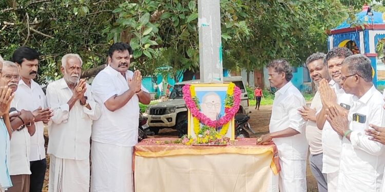 டாக்டர் அண்ணல் அம்பேத்காரின் நினைவு நாள் – ஓட்டப்பிடாரம் வடக்கு ஒன்றிய திமுக  சார்பில் ஒன்றியச்  செயலாளர் இளையராஜா மாலை அணிவித்து மரியாதை செய்தாா் !
