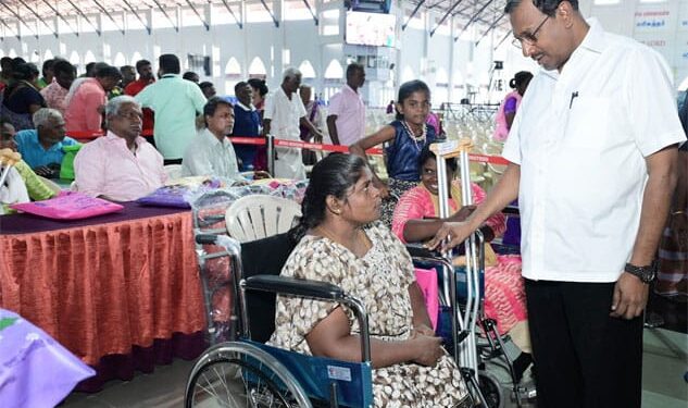 நாலுமாவடி இயேசு விடுவிக்கிறார் ஊழியம் சார்பில் கிறிஸ்துமஸ் பண்டிகையை முன்னிட்டு 7 ஆயிரம் ஏழைகளுக்கு புத்தாடைகள் : சகோதரர் மோகன் சி.லாசரஸ் வழங்கினார்.