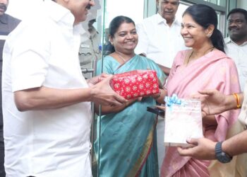 தூத்துக்குடி வாகைகுளம் விமான நிலையத்தில் முதல்வர் ஸ்டாலினுக்கு பிரம்மாண்டமான வரவேற்பு : எம்.பி. கனிமொழி  அமைச்சர்கள், எம்எல்ஏக்கள், மேயர்  உள்ளிட்ட முக்கிய பிரமுகர்கள்  பூங்கொத்து கொடுத்து வரவேற்றனர்.