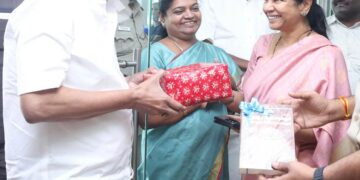 தூத்துக்குடி வாகைகுளம் விமான நிலையத்தில் முதல்வர் ஸ்டாலினுக்கு பிரம்மாண்டமான வரவேற்பு : எம்.பி. கனிமொழி  அமைச்சர்கள், எம்எல்ஏக்கள், மேயர்  உள்ளிட்ட முக்கிய பிரமுகர்கள்  பூங்கொத்து கொடுத்து வரவேற்றனர்.