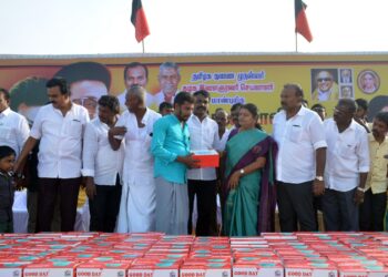 10 நாட்கள் மழையால் மக்கள் பணி சூாியன் உதித்ததால் நலத்திட்ட உதவி அமைச்சர் கீதாஜீவன் மேயா் ஜெகன் பொியசாமி பேச்சு