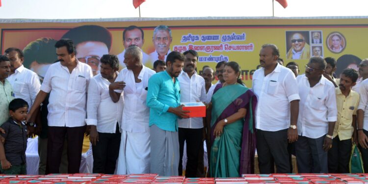 10 நாட்கள் மழையால் மக்கள் பணி சூாியன் உதித்ததால் நலத்திட்ட உதவி அமைச்சர் கீதாஜீவன் மேயா் ஜெகன் பொியசாமி பேச்சு