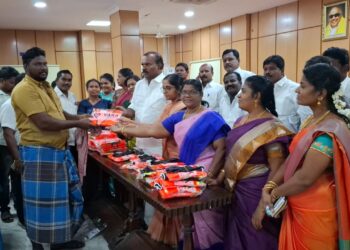 தூத்துக்குடி மாநகராட்சி தூய்மை பணியாளா்களுக்கு உபகரணங்கள் மேயா் ஜெகன் பொியசாமி வழங்கினாா்.