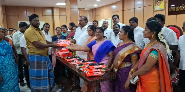 தூத்துக்குடி மாநகராட்சி தூய்மை பணியாளா்களுக்கு உபகரணங்கள் மேயா் ஜெகன் பொியசாமி வழங்கினாா்.