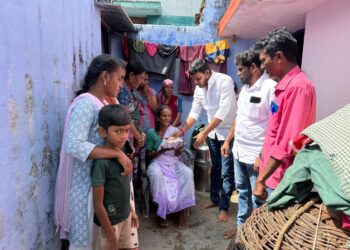 கயத்தாறு அருேக மின்வேலியில் சிக்கி உயிாிழந்தவருக்கு திமுக உதவி