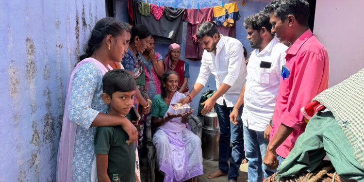 கயத்தாறு அருேக மின்வேலியில் சிக்கி உயிாிழந்தவருக்கு திமுக உதவி